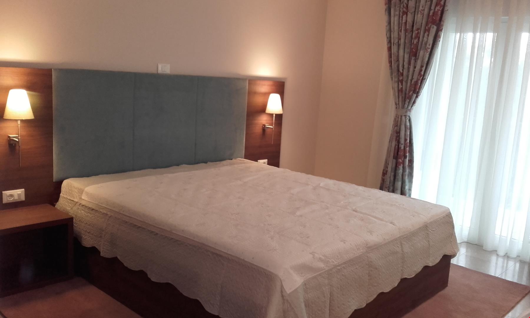 hotelski krevet s visokim uzglavljem