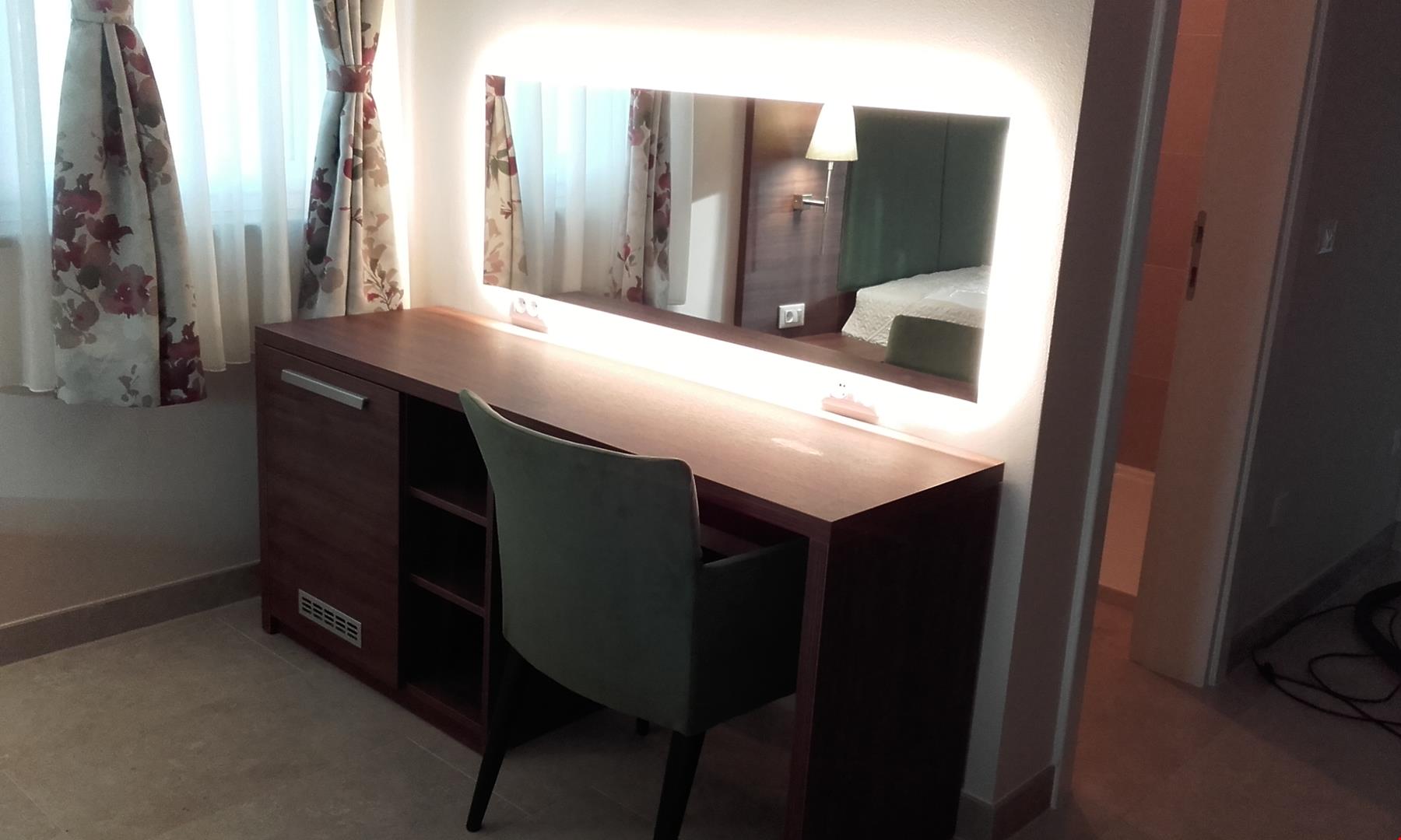 taolatni stol za hotele