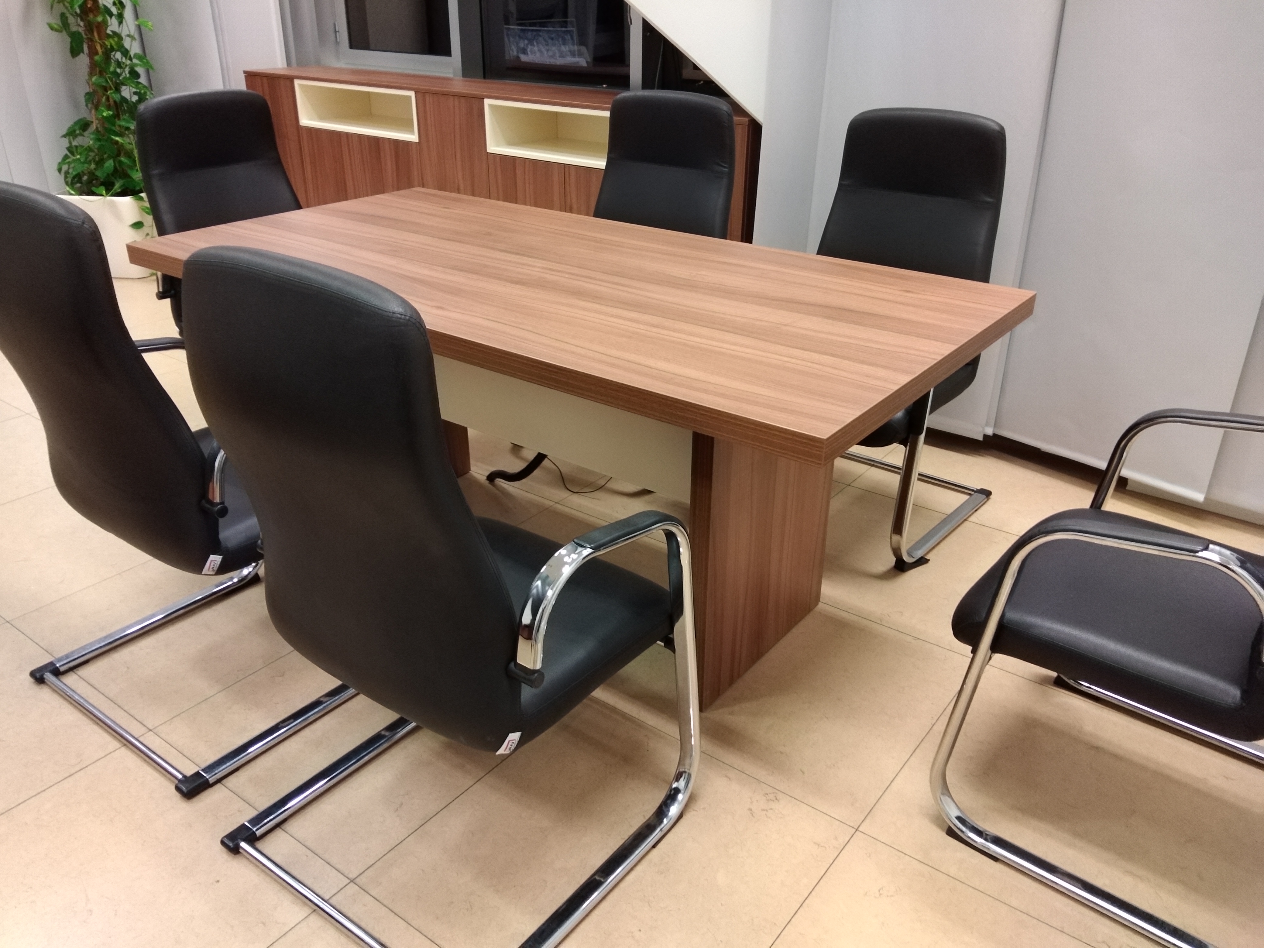 Konferencijski stol pravokutnog oblika